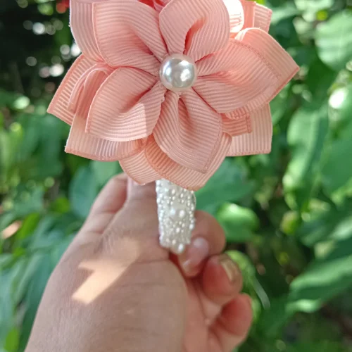 Tiara Flor de Gorgurão Salmão e Pérolas - Laço Artesanal Infantil Princesa de Laços
