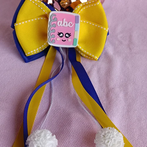 Laço Escolar Caderninho ABC com Pompons - Laço Artesanal Infantil Princesa de Laços